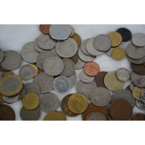 113 - An assorted lot of coinage, weighing approximately 1kg.