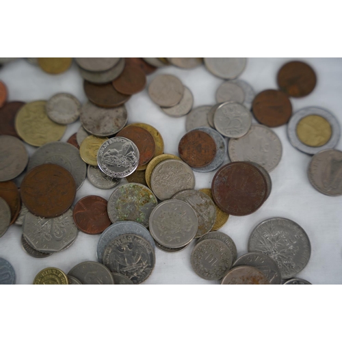 113 - An assorted lot of coinage, weighing approximately 1kg.