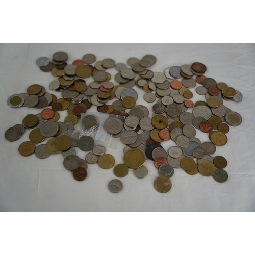 114 - An assorted lot of coinage, weighing approximately 1kg.