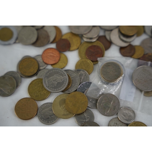 114 - An assorted lot of coinage, weighing approximately 1kg.