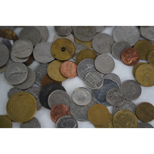 114 - An assorted lot of coinage, weighing approximately 1kg.