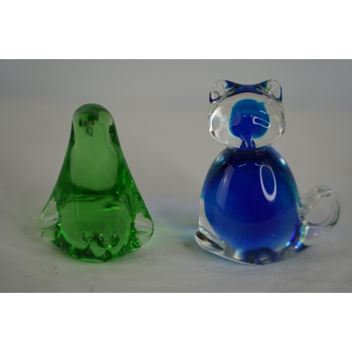 51 - A glass cat and penguin paperweight.