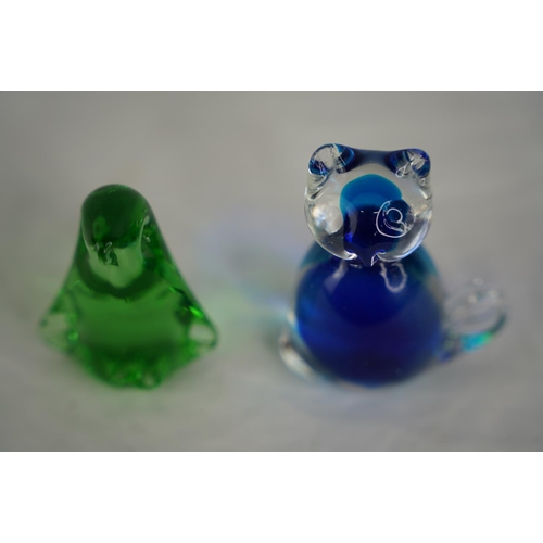 51 - A glass cat and penguin paperweight.