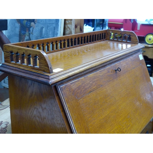 219 - A stunning small oak writing bureau with gallery back and foot rest 100 x74 cm