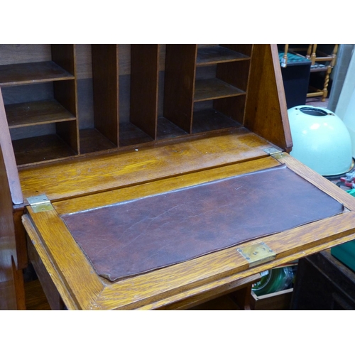 219 - A stunning small oak writing bureau with gallery back and foot rest 100 x74 cm