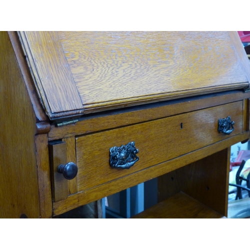 219 - A stunning small oak writing bureau with gallery back and foot rest 100 x74 cm