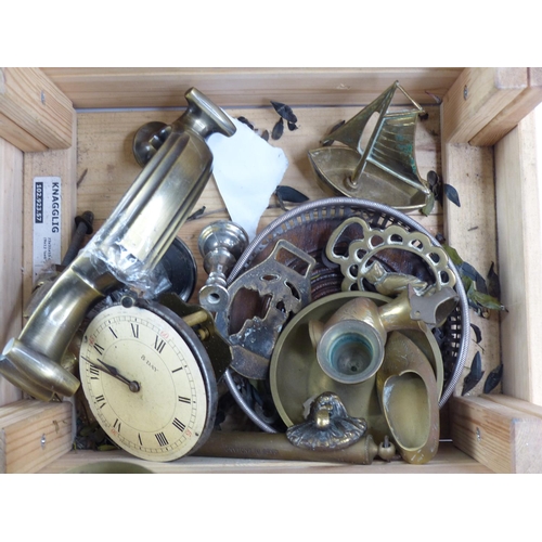 346 - A lot of assorted brass ware to include a brass trivet, clock face, door knocker and lots more.