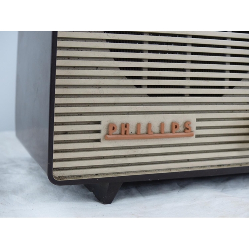 443 - A vintage Philips radio.