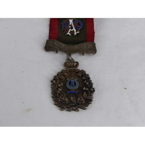 475 - A 1925 service medal and ribbon 'White Hart' Lodge No 2179.