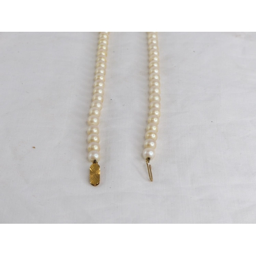 482 - A vintage fresh water pearl necklace with 9ct gold catch