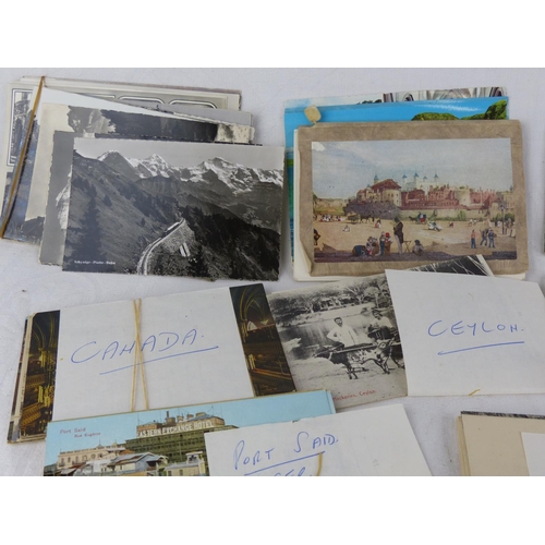 137 - A large collection of vintage souvenir postcards from USA, Hong Kong, Italy and more.