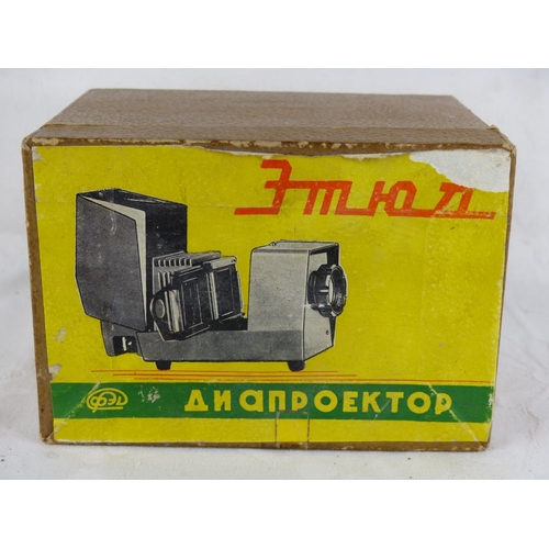 518 - A vintage boxed 'Etude' still slide projector.