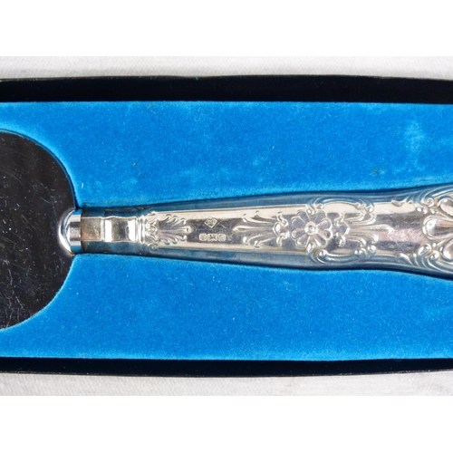 533 - A boxed Sterling silver handled cake slice.