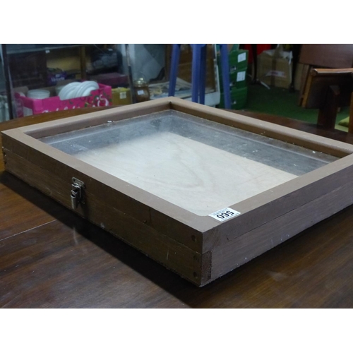 560 - A table top display cabinet, measuring 56cm x 46cm.