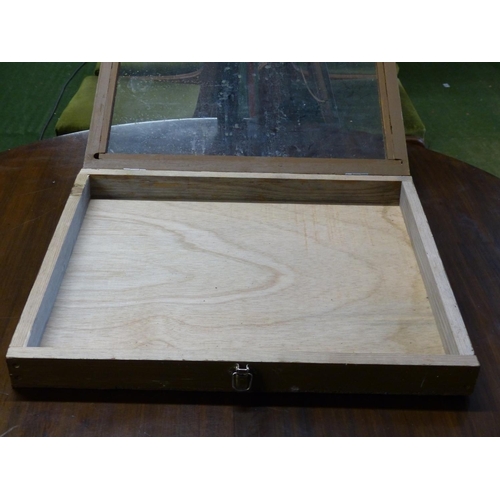 560 - A table top display cabinet, measuring 56cm x 46cm.