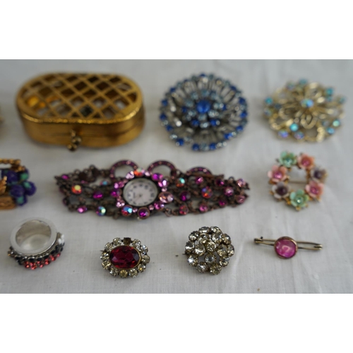 238 - A lot of vintage brooches and more.