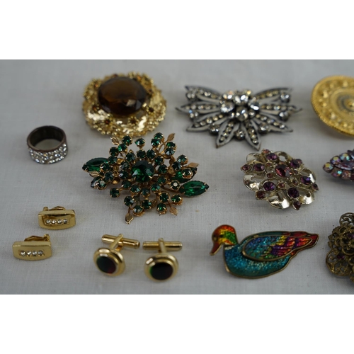 239 - A lot of vintage brooches and more.