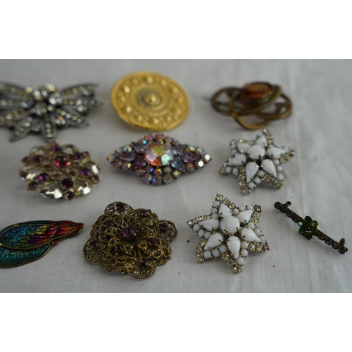 239 - A lot of vintage brooches and more.