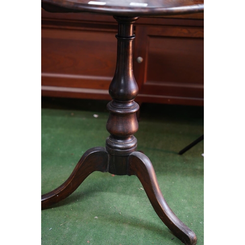 339 - A stunning antique circular tip over leaf breakfast table on a tripod base.