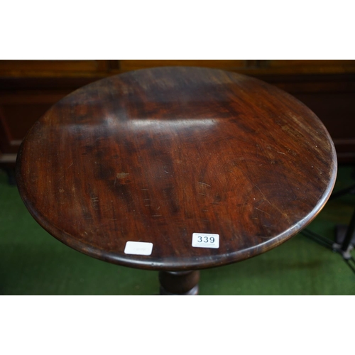 339 - A stunning antique circular tip over leaf breakfast table on a tripod base.