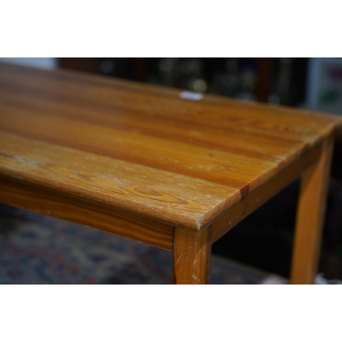 358 - A pine coffee table, measuring 101cm x 51cm.