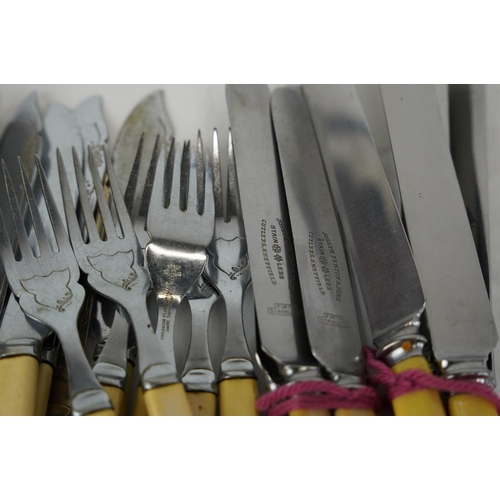 368 - A lot of assorted cutlery.