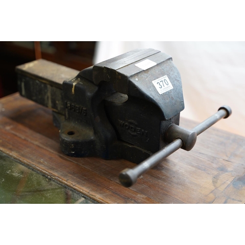 370 - A very large Woden 186B/5 table top vice, measuring 50cm x 13cm.