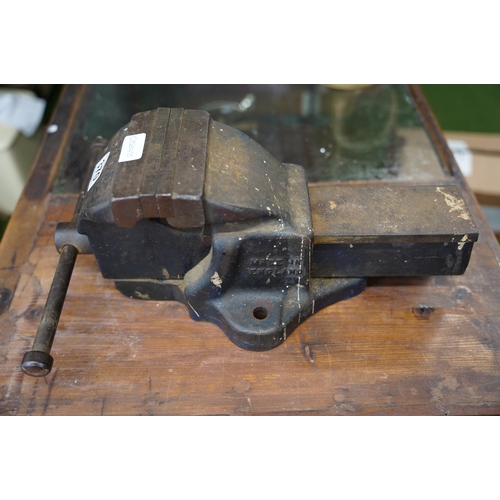 370 - A very large Woden 186B/5 table top vice, measuring 50cm x 13cm.