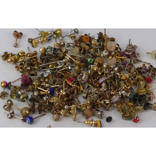 139 - A lot of assorted earrings.