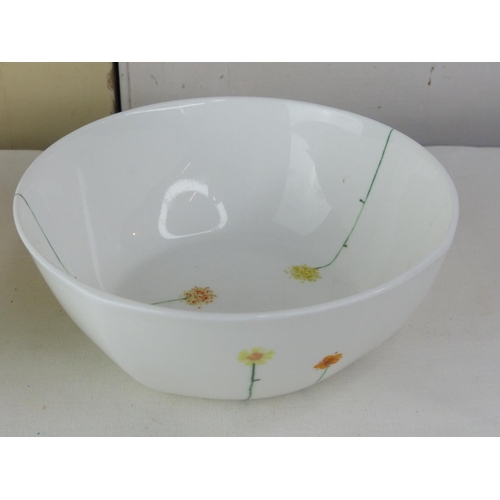 284 - Two Aynlsey 'Daisy Chain' bowls.