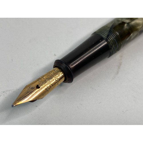 390 - A lot of vintage pens to include Onoto Lever pen with 14ct nib and more.