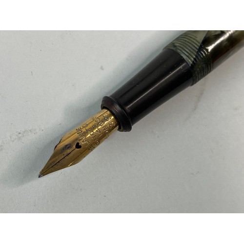 390 - A lot of vintage pens to include Onoto Lever pen with 14ct nib and more.