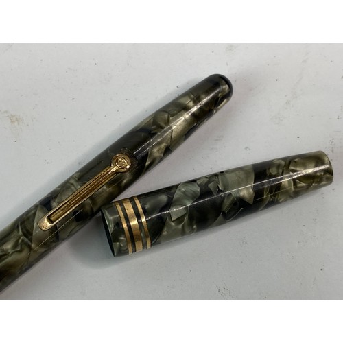 390 - A lot of vintage pens to include Onoto Lever pen with 14ct nib and more.