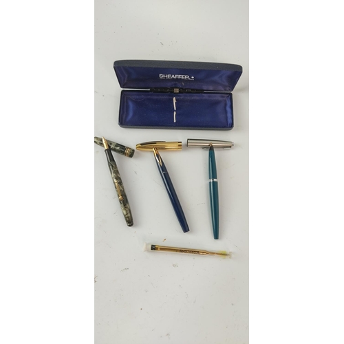 390 - A lot of vintage pens to include Onoto Lever pen with 14ct nib and more.