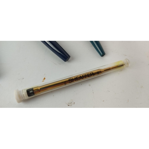 390 - A lot of vintage pens to include Onoto Lever pen with 14ct nib and more.