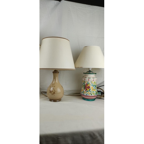 486 - A collection of 4 vintage table lamps with shades with shades.