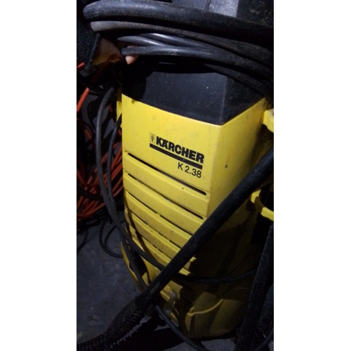 264 - Group of garden and workshop appliances including a Black & Decker GT-200 33cm (13in) electric grass... 