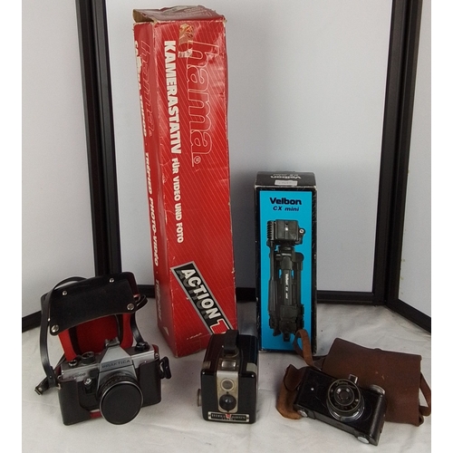 325 - Group of three cameras comprising a Praktica Super TL 1000 SLR, a Kodak Brownie Hawkeye box camera, ... 