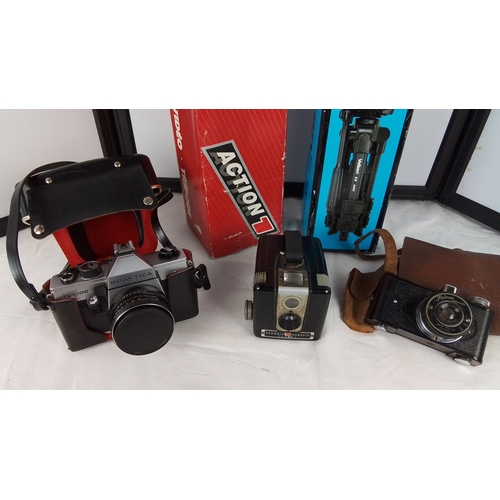 325 - Group of three cameras comprising a Praktica Super TL 1000 SLR, a Kodak Brownie Hawkeye box camera, ... 