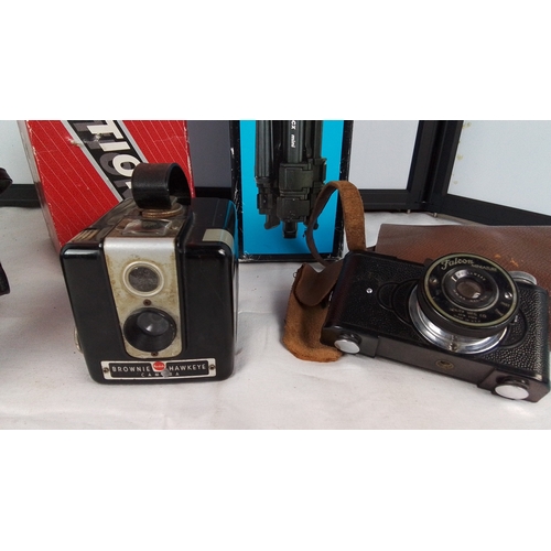 325 - Group of three cameras comprising a Praktica Super TL 1000 SLR, a Kodak Brownie Hawkeye box camera, ... 