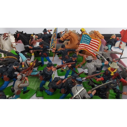371 - Collection of vintage painted lead American Civil War-style toy soldiers, with riflemen, cavalry and... 