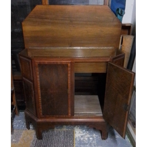 440 - A wood octagonal cabinet/TV cabinet, raised on shaped legs, with two front doors and panelled sides,... 