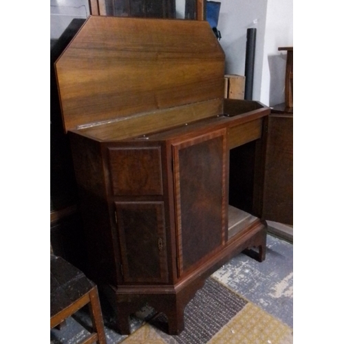 440 - A wood octagonal cabinet/TV cabinet, raised on shaped legs, with two front doors and panelled sides,... 