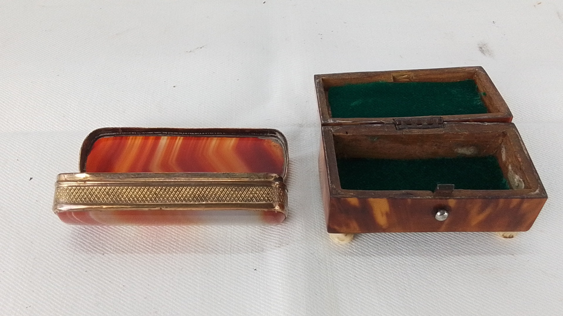 Two small trinket boxes, comprising an agate-mounted gilt metal pill ...