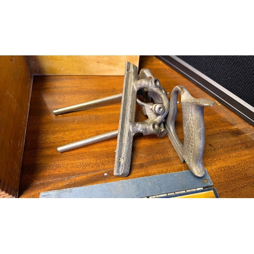60 - Group of Record Tools Improved Combination Plane components, comprising wooden carrying box and lid,... 