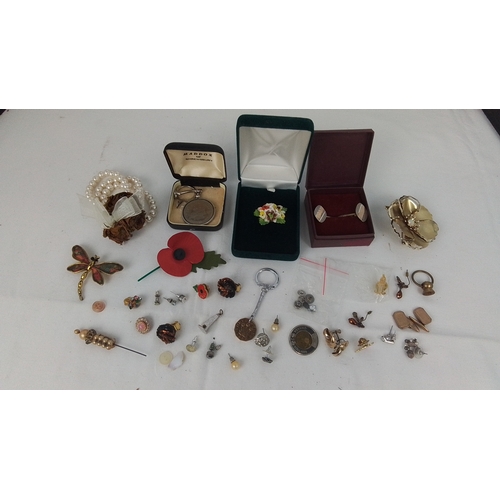 64 - A quantity of costume jewellery and small accessories including simulated pearl necklace, enamelled ... 