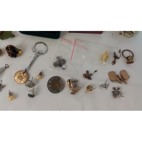 64 - A quantity of costume jewellery and small accessories including simulated pearl necklace, enamelled ... 