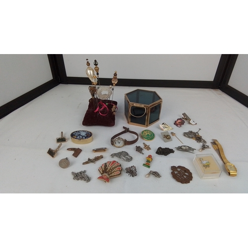 77 - A quantity of costume jewellery and small accessories, including enamel and paste-set brooches, tie ... 