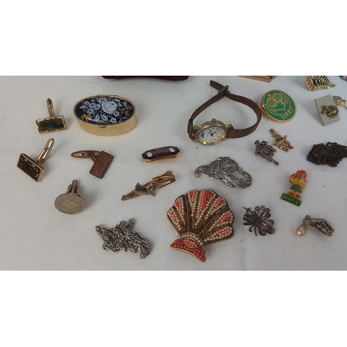 77 - A quantity of costume jewellery and small accessories, including enamel and paste-set brooches, tie ... 