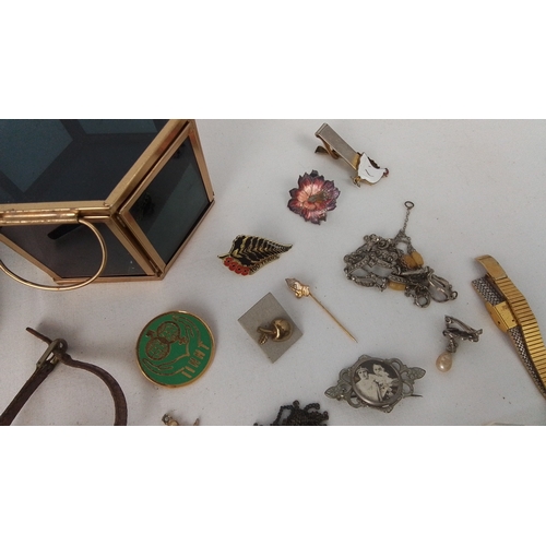 77 - A quantity of costume jewellery and small accessories, including enamel and paste-set brooches, tie ... 
